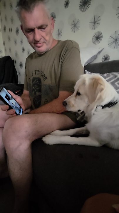 Kaum ist der große Schreck vorbei, liegt Silva wieder ganz entspannt neben Willi und beobachtet aufmerksam alles, was auf seinem Handy passiert.