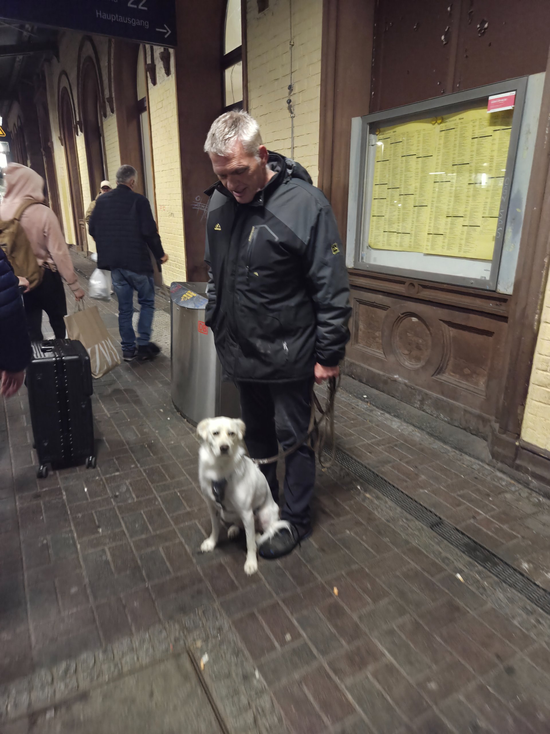 Ein Bahnhof voller Monster und mein allerliebstes Frauchen ❤️🐾