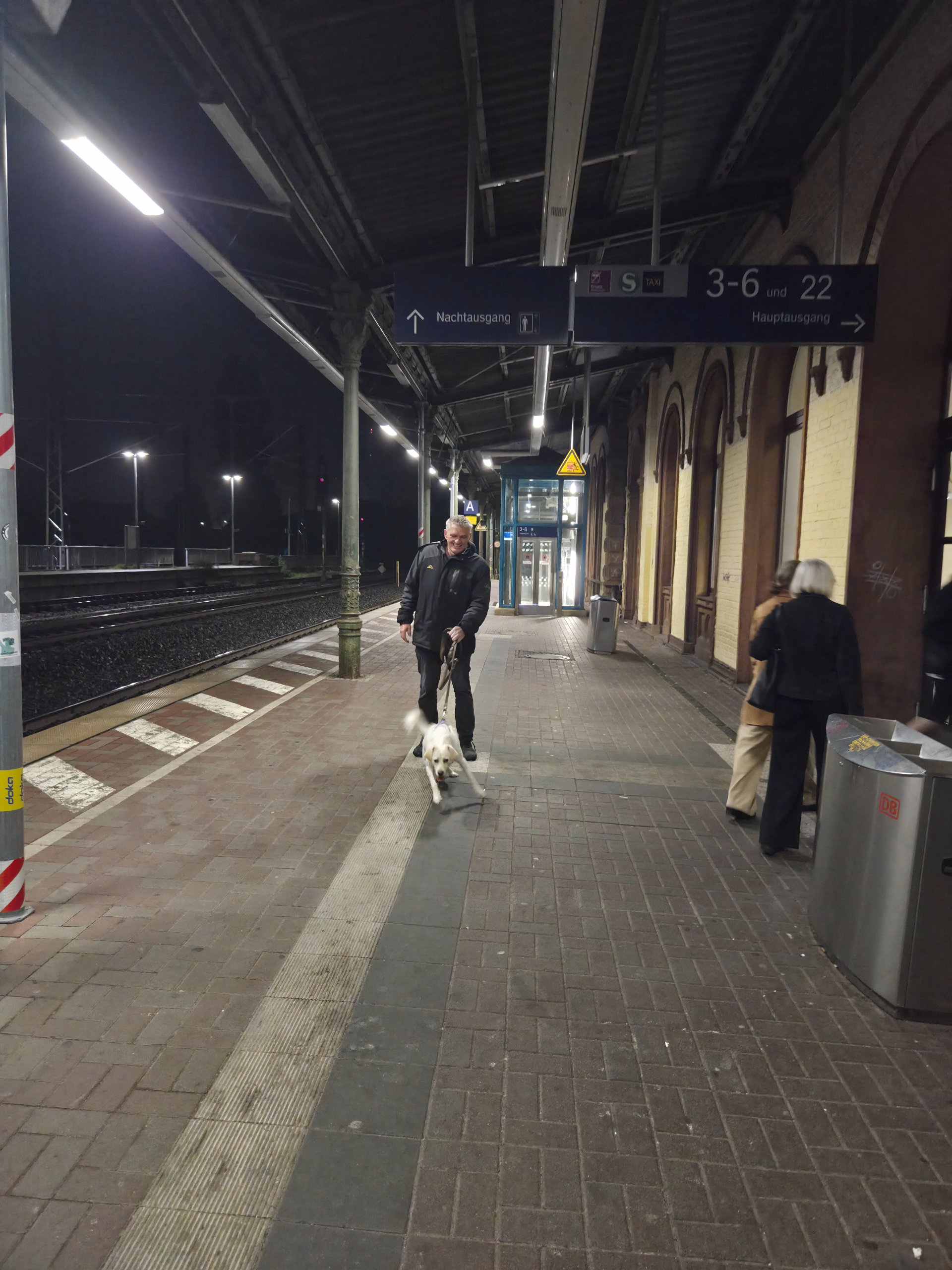 Ein Bahnhof voller Monster und mein allerliebstes Frauchen ❤️🐾